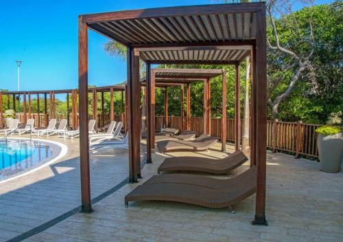 gazebo con sedie a sdraio accanto alla piscina di Samaria Club de Playa - Pozos Colorados - By INMOBILIARIA VS a Santa Marta