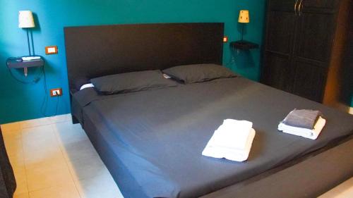 Un dormitorio con una cama con dos toallas encima. en Casa Vacanze della Pineta, en Lido di Ostia