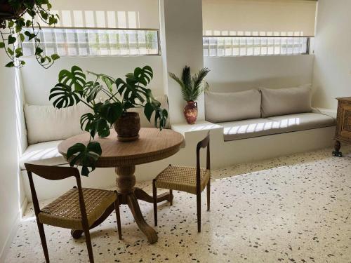 Stylish & bright semi basement studio