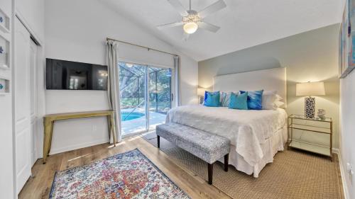 Ένα ή περισσότερα κρεβάτια σε δωμάτιο στο Seacrest West - Beach Bungalow