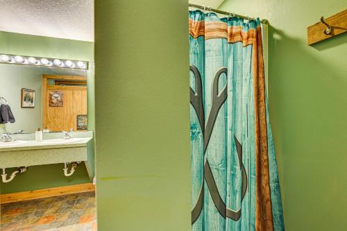 Ένα μπάνιο στο 23 Mi to Mohican SP Group-Ready Lodge with Hot Tub