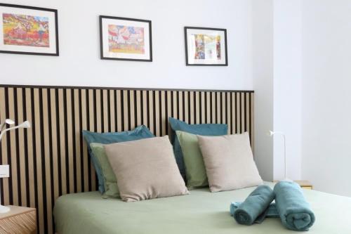 1 cama con cabecero de madera y almohadas en Sea One Bedroom in La Cala de Mijas, en La Cala de Mijas