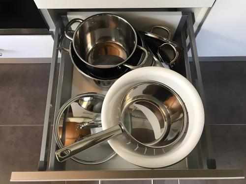 Ein Haufen Töpfe und Pfannen auf einem Regal in einer Küche in der Unterkunft Finca House By Fataga Maspalomas in Artedara