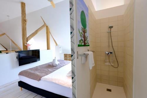 a bathroom with a bed and a shower in a room at Magnifique maison d'architecte pour 8 pers avec piscine privée in Roncherolles