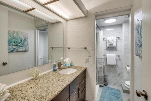 HonokowaiにあるWavefront Escape - Sleeps 4 - Beach And Pool Accessの洗面台、トイレ、鏡のあるバスルーム