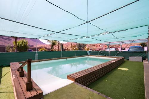 ein Pool mit Dach auf einem Haus in der Unterkunft Country Studio Near Fataga in Artedara