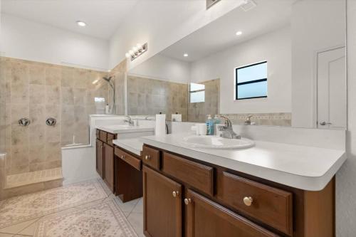 Gallery image of Family-Friendly 3BR Getaway Hot Tub Game Room Fun in Lake of the Hills