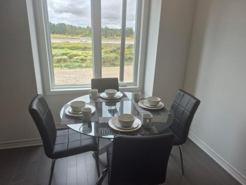 Φωτογραφία από το άλμπουμ του Stylish 3BR 2.5 Bath Townhouse with Patio and parking σε Streetsville