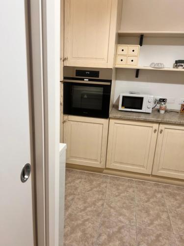 Coralli di Mare - 5 Terre JRE في لا سبيتسيا: مطبخ مع موقد وميكروويف