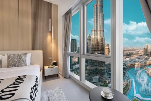 une chambre avec une grande fenêtre avec vue sur une ville dans l'établissement Luxury 4BR Burj View Steps from Dubai Mall, à Dubaï