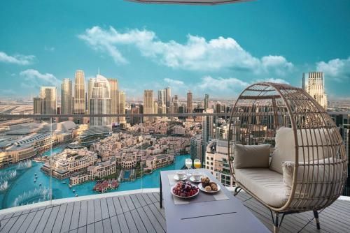 d'un balcon avec une chaise et une vue sur la ville. dans l'établissement Luxury 4BR Burj View Steps from Dubai Mall, à Dubaï