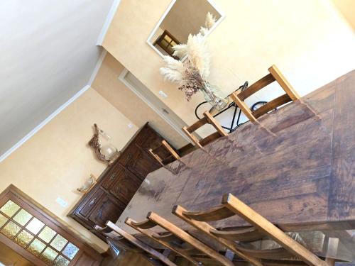an overhead view of a staircase in a living room with chairs at Gîte Les Treilles in Polisy