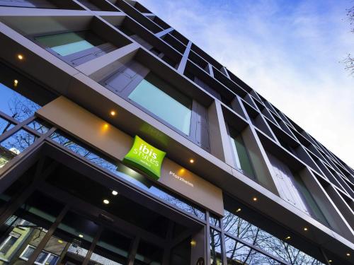 プフォルツハイムにあるibis Styles Pforzheimの横に緑の看板が立つ建物