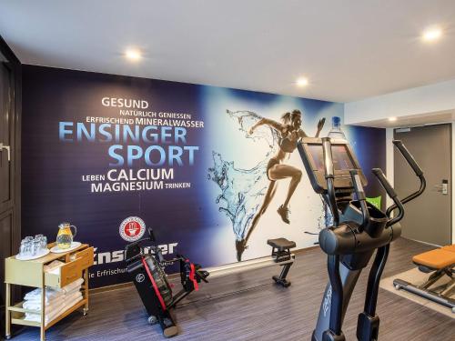 ibis Styles Pforzheimにあるフィットネスセンターまたはフィットネス設備