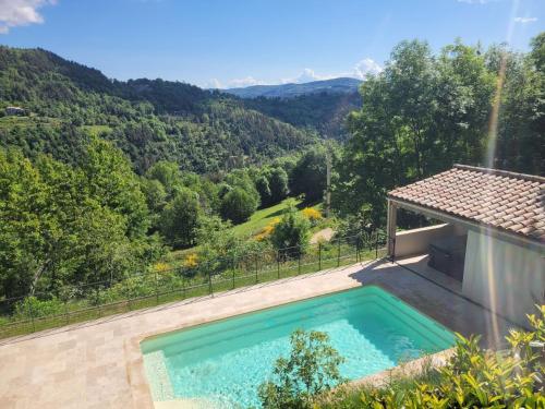 Maison Gîtes Ardèche Piscine Jacuzzi Nature et Calme 13p