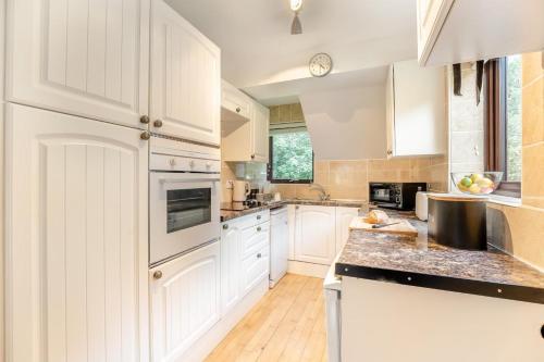Una cocina o zona de cocina en 2 Bed in Stone Cross oc-g33059
