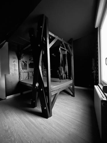 une photo en noir et blanc d'une chambre avec deux lits superposés dans l'établissement Triplex sensuel, à Chauny