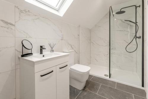 un bagno bianco con wc e doccia di 4 Bed in Bridgerule oc-i31757 a Bridgerule