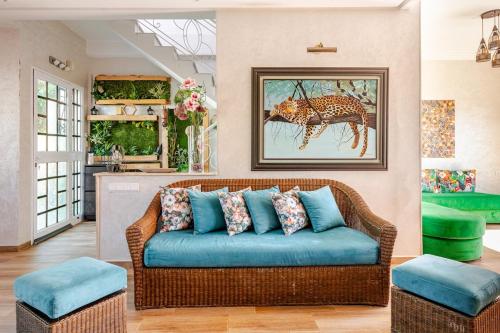 a living room with a couch and a painting of a giraffe at 4 min à pied de la Plage, 3 BR, Piscine, Parking in Skhirat