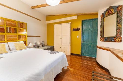 Ένα ή περισσότερα κρεβάτια σε δωμάτιο στο Old Town Quito Suites, Heritage Hotel, Historic center