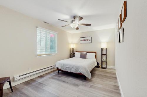 une chambre avec un lit et un ventilateur de plafond dans l'établissement Sierra Solace, à South Lake Tahoe