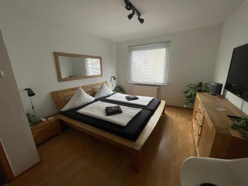 Casa Lobo في بوخوم: غرفة نوم بها سرير وتلفزيون