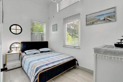 Ένα ή περισσότερα κρεβάτια σε δωμάτιο στο 2BR 1BA Home near Nightlife and Beach