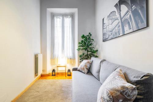 A Window on the Naviglio - B Home