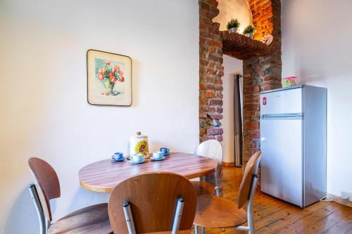 A Window on the Naviglio - B Home