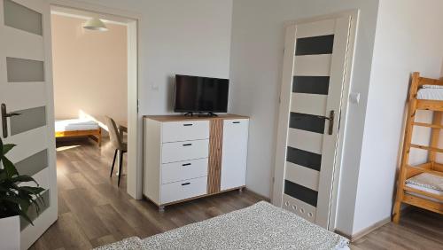 Ένα ή περισσότερα κρεβάτια σε δωμάτιο στο VIP VILLAGE Las Woda Rower - Podgrzewany Basen, Balia, Sauna
