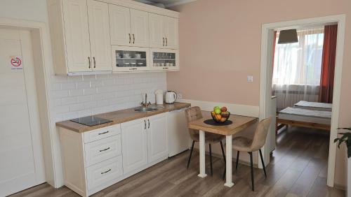 Η κουζίνα ή μικρή κουζίνα στο VIP VILLAGE Las Woda Rower - Podgrzewany Basen, Balia, Sauna