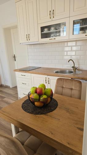 Η κουζίνα ή μικρή κουζίνα στο VIP VILLAGE Las Woda Rower - Podgrzewany Basen, Balia, Sauna