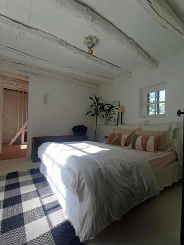 Katil atau katil-katil dalam bilik di 19th century guest house with character