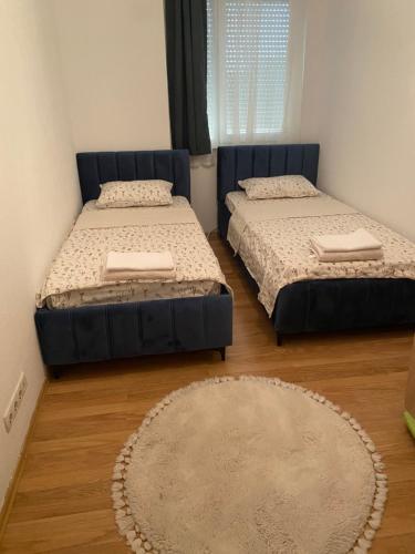 Giường trong phòng chung tại Urban Nest Prishtina