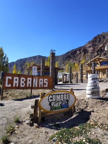 una señal en medio de un camino de tierra en Cabañas Cumbre, en La Porteña