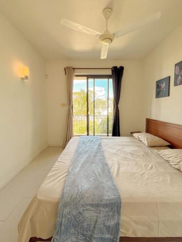 Postel nebo postele na pokoji v ubytování Coastal Charm Apartment l 2 Bedrooms situated on second floor l Mont Choisy l Shared Pool l Fully Equipped Kitchen l Parking Space l Close to all amenities