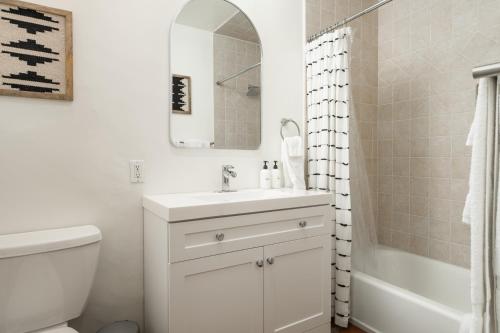 biała łazienka z umywalką i prysznicem w obiekcie 1 Bedroom Casita - Casa Blanca w mieście Montecito