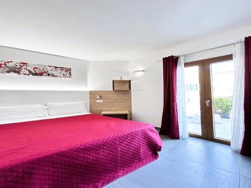 Postel nebo postele na pokoji v ubytování Longevity Hotel