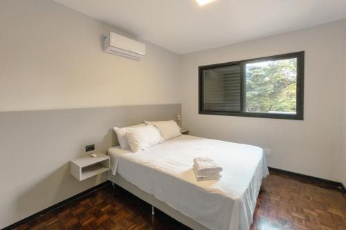 a small bedroom with a bed and a window at Conforto e Localização TOP - MJ41 in Maringá
