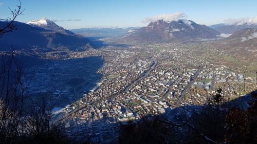 ホテルから撮影された、または一般的な山の景色