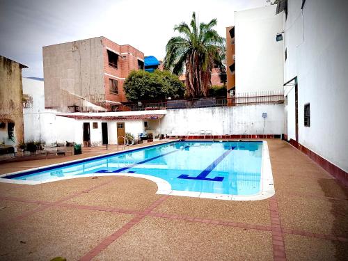 a swimming pool in the middle of a building at SANTYS HOUSE MELGAR apartamento amoblado para 6 personas in Melgar