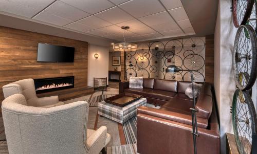 a living room with a couch and a fireplace at Four Points by Sheraton Barrie in Barrie