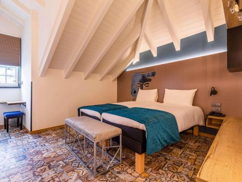 a bedroom with a large bed in a room at ibis Styles Chaves in Chaves