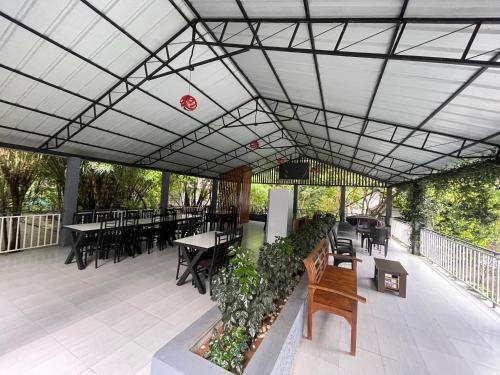Le Eden Premium Wayanad Pool Resortにあるバルコニーまたはテラス