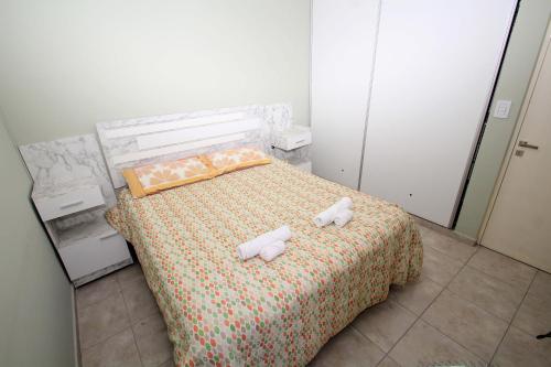 Un dormitorio con una cama con dos toallas encima. en Casa cómoda y espaciosa con pileta, en San Salvador de Jujuy