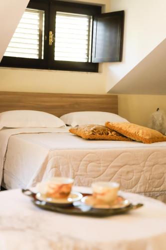 a bed with two plates of food on a table at IL Tetto Di Guardia in Guardia Sanframondi