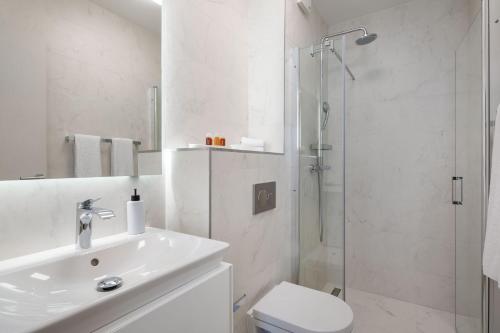 Ένα μπάνιο στο Paoma Lux Beach Suites