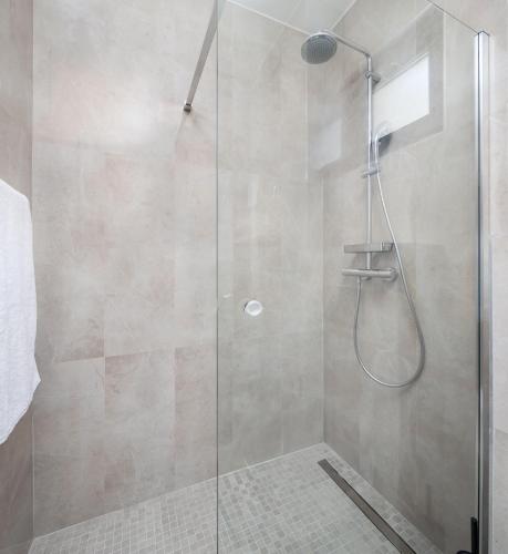 Ένα μπάνιο στο Paoma Lux Beach Suites