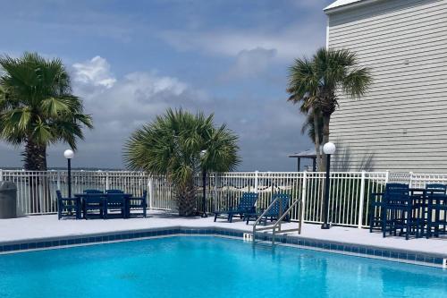 Πισίνα στο ή κοντά στο Bayfront Okaloosa Island Condo Across from Beach!