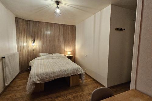 Postel nebo postele na pokoji v ubytování 2-bedroom apartment in the village square